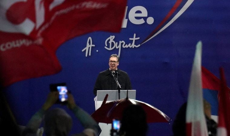 Sırbistan’da Vucic’e destek mitingi: Parti liderliğinden çekilecek