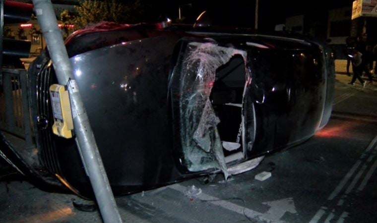 Takla atan otomobil, trafik ışıklarına çarptı: 3 yaralı