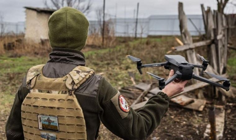Teslim olmak isteyen Rus askere drone’la talimat gitti