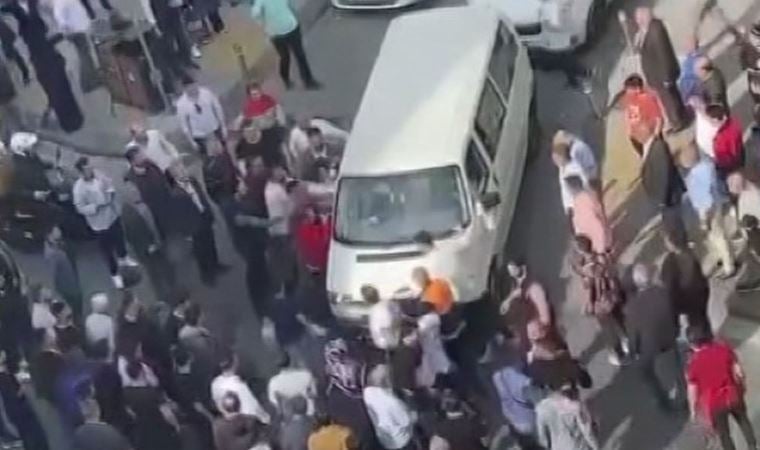Zeytinburnu’nda hareketli anlar: Halk otobüsüne saldıran minibüs şoförü darbedildi
