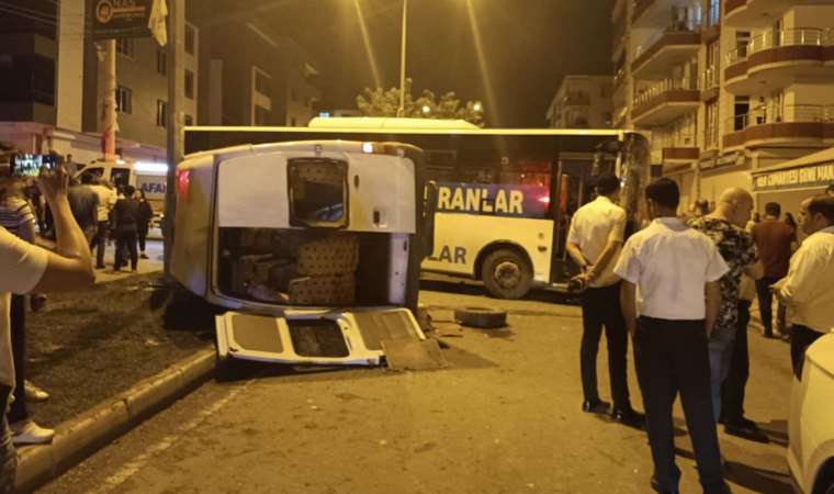Batman’da belediye otobüsü ile minibüs çarpıştı: 8 yaralı