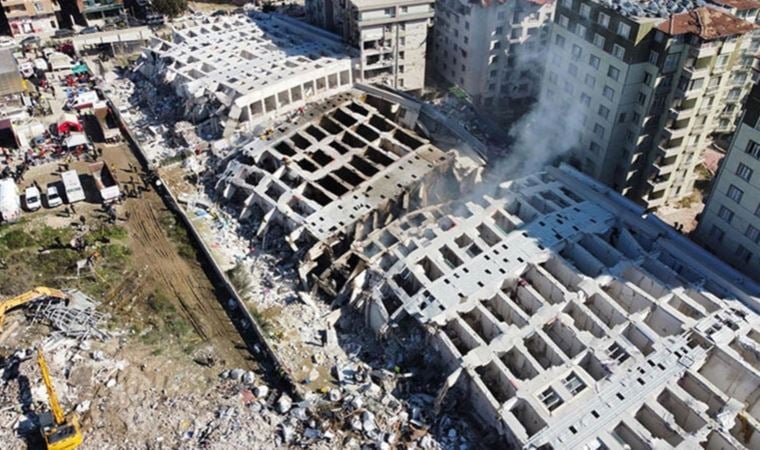 Depremde yüzlerce kişiye mezar olmuştu… Rönesans Rezidans’ın enkazı suyla doldu!