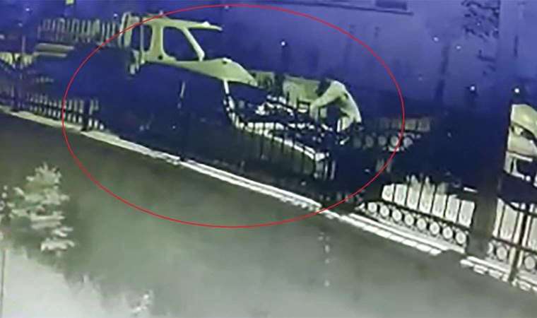 Erzurum’da otomobil park halindeki kamyonete çarptı: 1 ölü, 1 yaralı