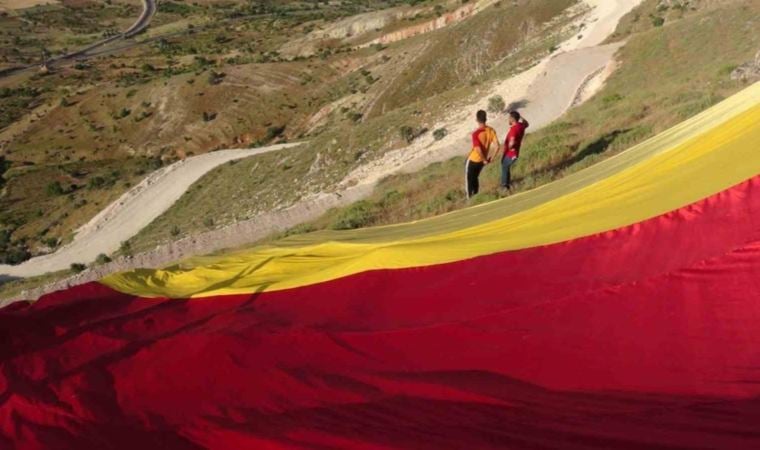 Galatasaray’ın şampiyonluk bayrağı ilçeye sığmadı: Tepenin adı değişti!