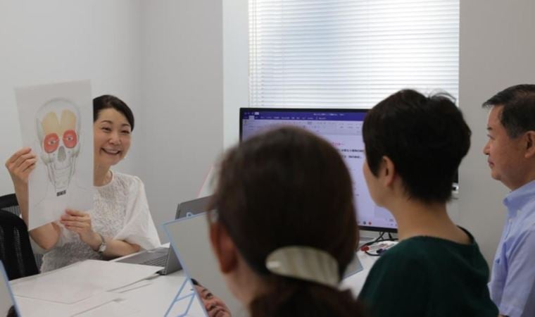 Japonya’da gülümsemeyi unutanlar eğitim alıyor