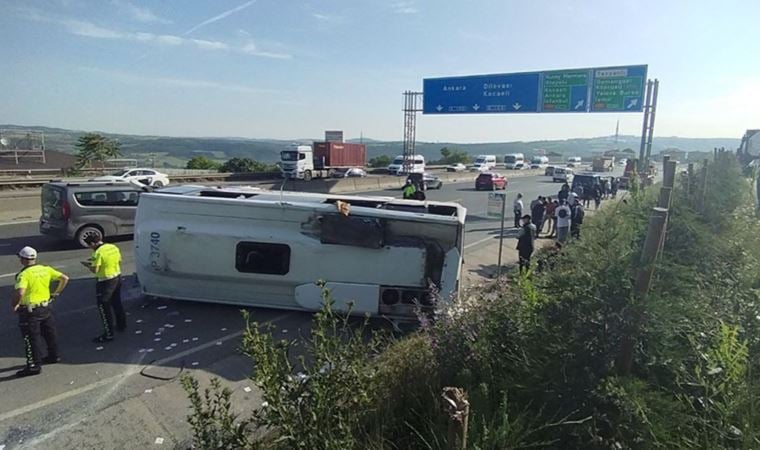 Kocaeli’de TIR’a çarparak devrilen servis aracındaki 13 işçi yaralandı