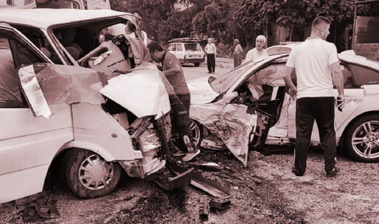 Osmaniye’de otomobil ile minibüs çarpıştı, 1 kişi öldü, 13 kişi yaralandı