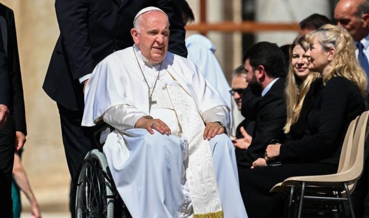 Papa Francesco ameliyat olmak üzere hastaneye kaldırıldı