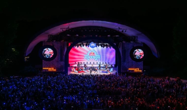 Red Bull Jukebox sahnesinde sadece dinlemiyor, yönlendiriyorsunuz