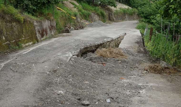 Trabzon’da heyelan nedeniyle yollar yarıldı, 25 ev zarar gördü