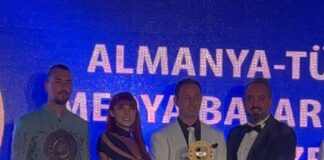 Dilek Kaya Çıplak Halde Ödül Verdi.