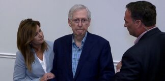 ABD’li 81 yaşındaki Senatör McConnell, kameraların karşısında yine “dondu”