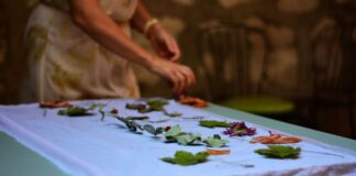 Eskişehirli sanatçı atık ürünleri “ekolojik baskı”yla hayata döndürüyor