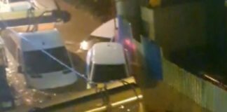 Küçükçekmece’de sokaktaki araçlar sel sularında sürüklendi